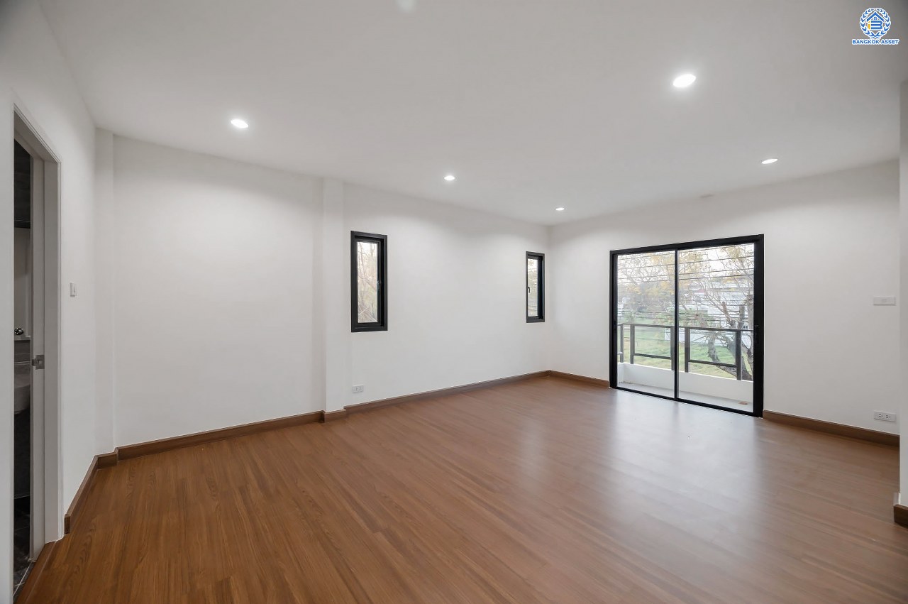 บ้านมือสองตกแต่งใหม่ โครงการ กฤษดานคร20 ปิ่นเกล้า-ติดถนนบรมราชชนนี เนื้อที่ 86 ตร.ว. บ้านเดี่ยวหลังใหญ่ พร้อมฟังก์ชัน 3 ห้องนอน 3 ห้องน้ำ 1 ห้องห้องอเนกประสงค์ จอดรถได้ 2 คัน บนทำเลเชื่อมต่อเมืองอย่างรวดเร็ว ใกล้ทางคู่ขนานลอยฟ้าบรมราชชนนี ทางด่วน "กาญจนาภิเษก" ม.มหิดล และเซ็นทรัลปิ่นเกล้า